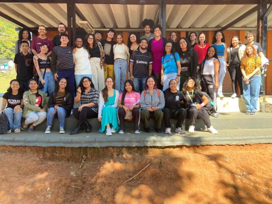 Trinta e três alunos posam para foto em uma varanda.