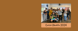 Um fundo laranja escuro, com uma miniatura de polaroid no lado direito, na foto há diversos alunos posando ao lado da professora Débora. No detalhe da polaroid há os dizeres "Curso Ubuntu 2024"