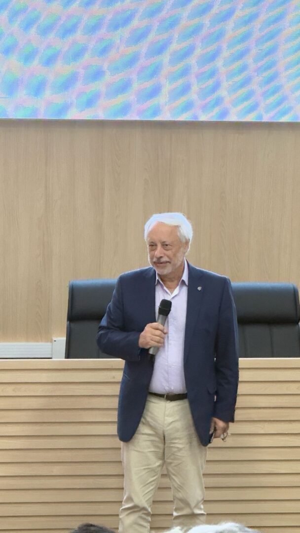 Palestrante (foto sozinho em pé): Prof. Davi Rodrigues (Universidade de Lisboa)