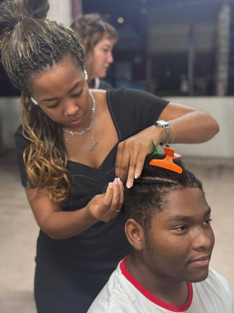 Carla Sena na oficina de tranças