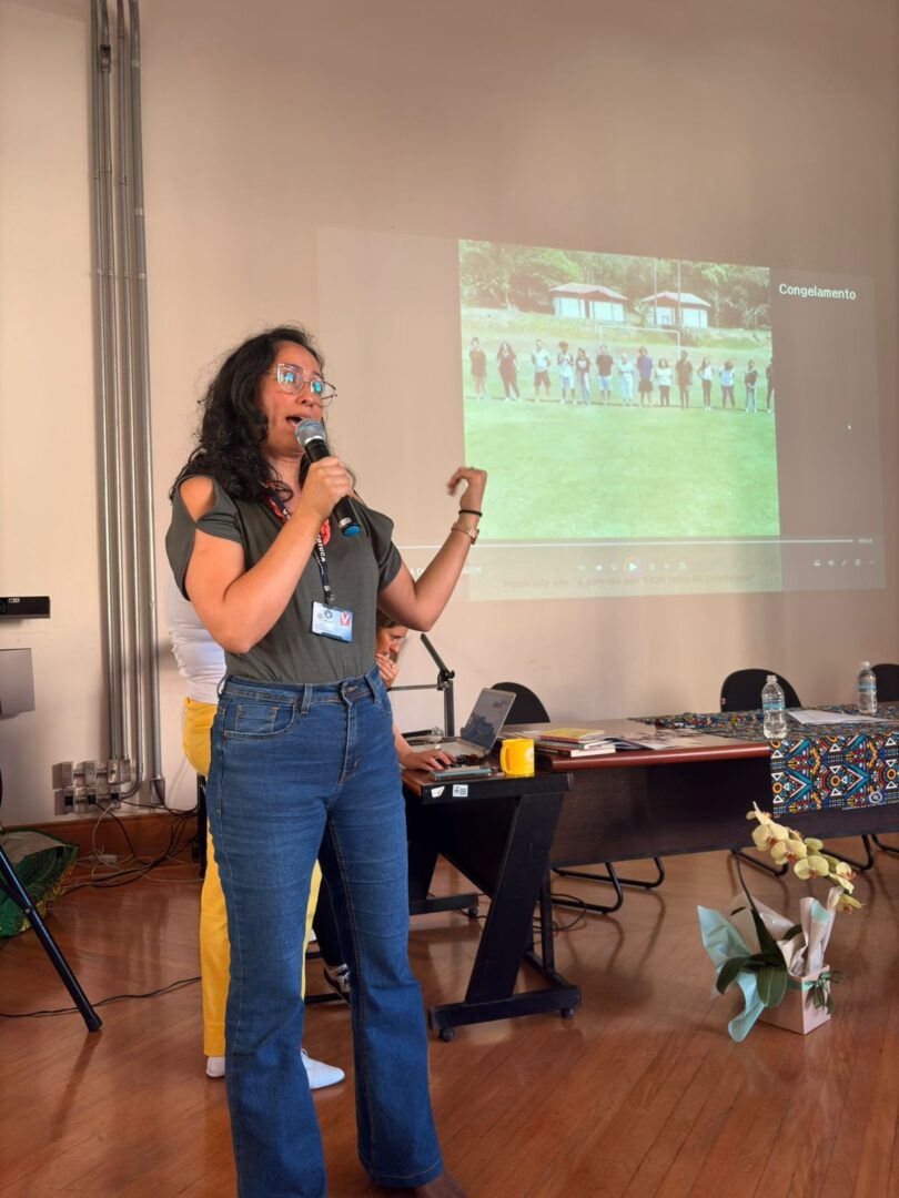 Laura Hyppolito palestrando sobre o SAER na Unicamp Afro do Cotuca