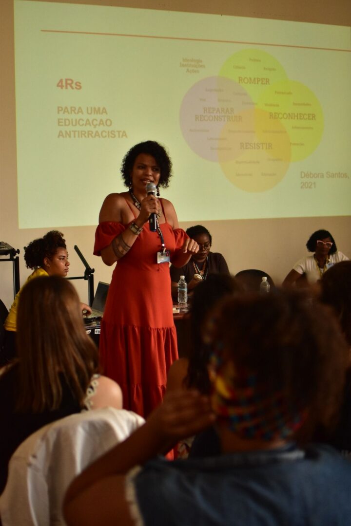 Dra. Débora de Souza Santos