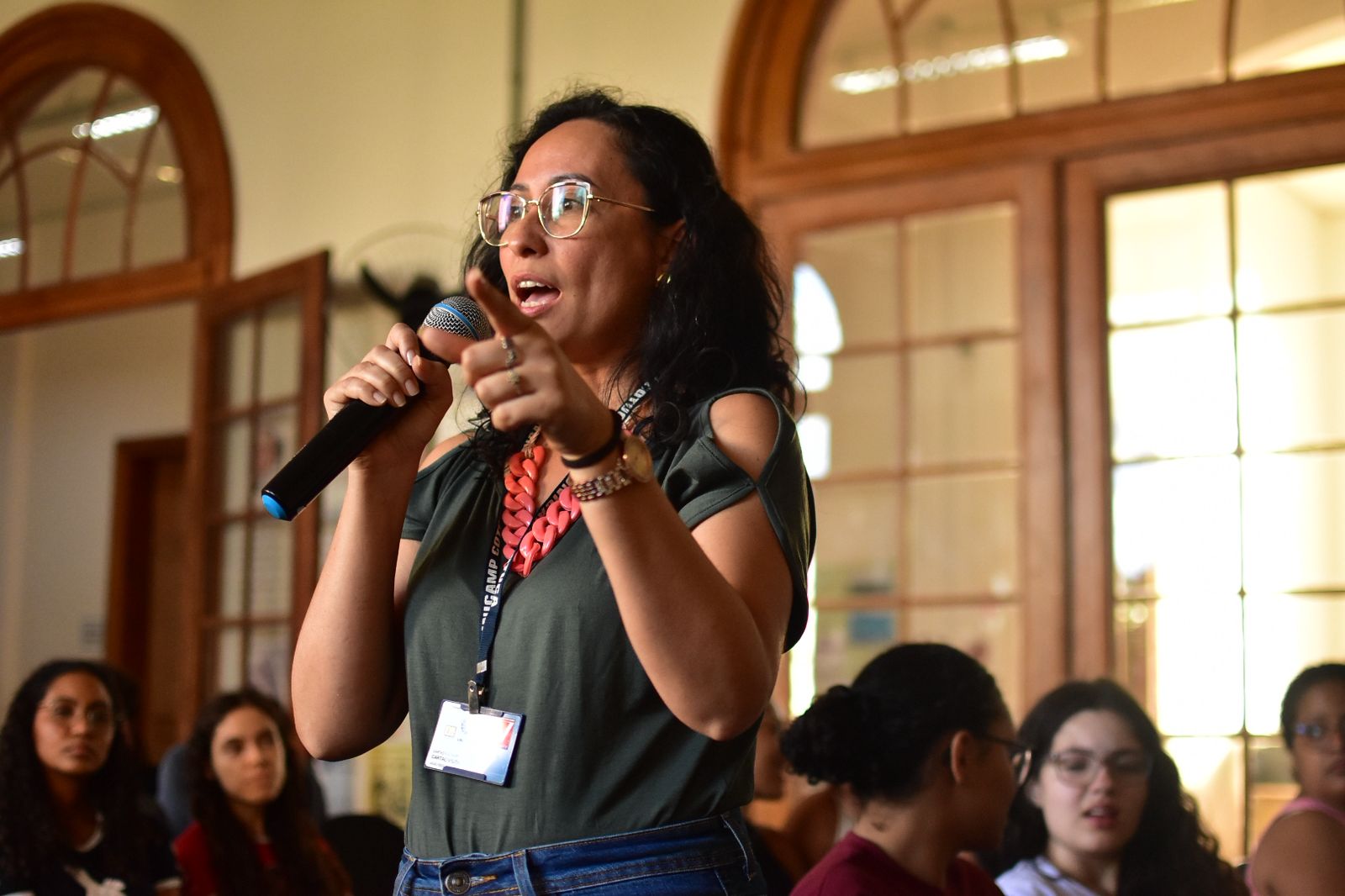 Laura Hyppolito palestrando sobre o SAER na Unicamp Afro do Cotuca