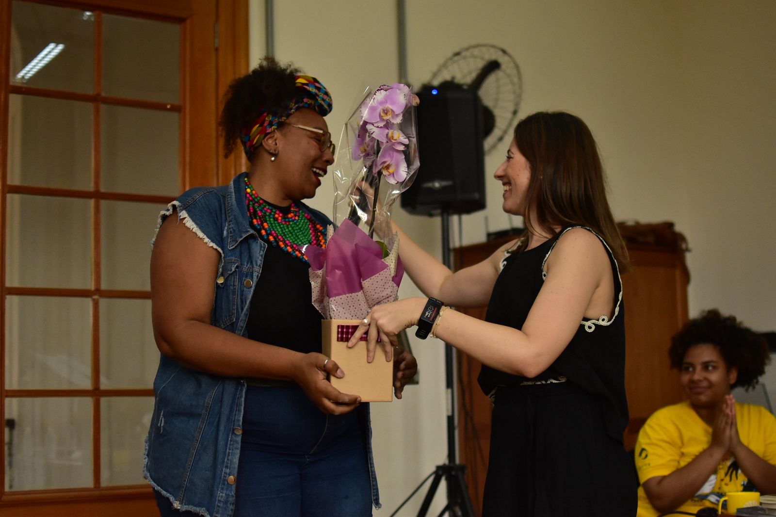 Profa. Dra. Carolina Bellocchio entregando flores à Tâmara